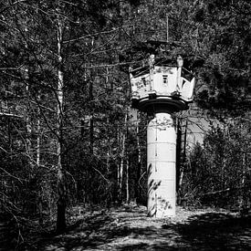Ancienne tour de guet de la RDA dans la forêt sur Frank Herrmann