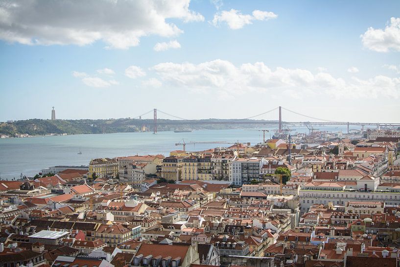 Uitzicht over de stad Lissabon en de brug over de Taag (Portugal) van Michel Geluk