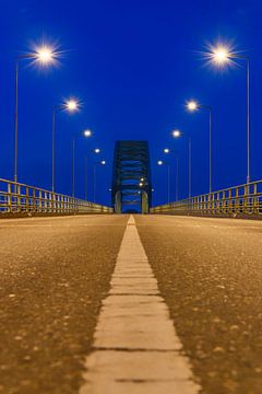 Vieux IJsselbrug sur la rivière IJssel entre Zwolle et Hattem après le coucher du soleil sur Sjoerd van der Wal Photographie