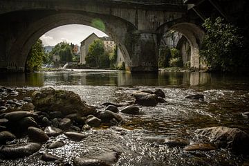 Boogbrug over rivier in het stadje Sainte-Marie-Oloron van Frans Scherpenisse