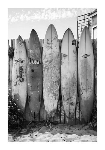 Zwart-witte surfplanken leunend tegen een muur