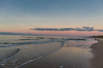 Avondwandeling langs de strandboulevard in Mielno van Oliver Hlavaty