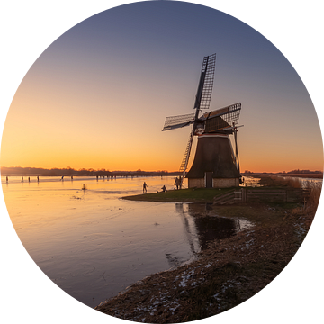 Schaatsen bij de Ypeymolen in Ryptsjerk bij zonsondergang
