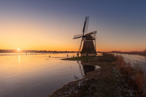 Schaatsen bij de Ypeymolen in Ryptsjerk bij zonsondergang
