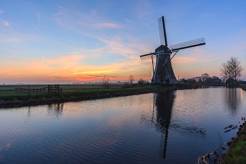Molen tijdens een winterse zonsopkomst