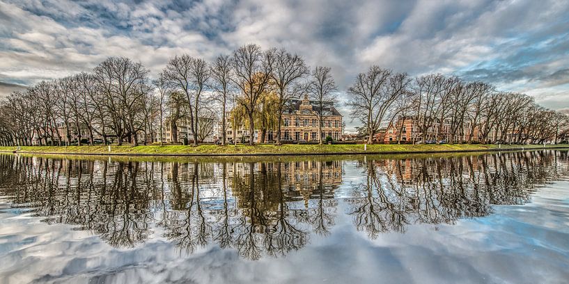 Stadsgracht Leeuwarden avec la Diakonessehuis au milieu par Harrie Muis