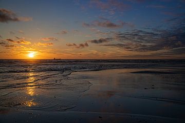 Mooie zonsondergang aan het water van Michael Ruland