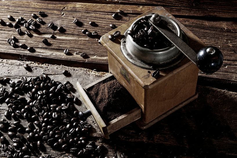 Gedeeltelijk Feat Roeispaan oude koffiemolen met bonen van Jürgen Wiesler op canvas, behang en meer
