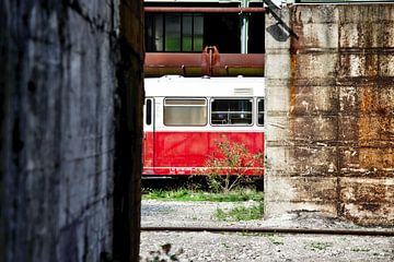 Vieux train déserté entre les bâtiments