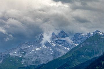 Schroffe Berge mit bedrohlichen Wolken von SchumacherFotografie