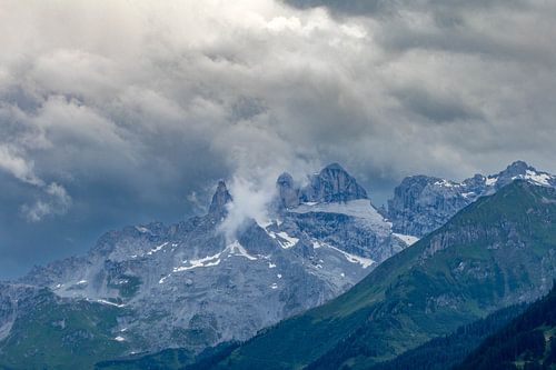 Ruige bergen met dreigende wolken