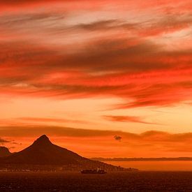 Dramatische zonsondergang bij de Tafelberg, panorama van Beeldpracht by Maaike