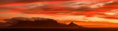 Dramatische zonsondergang bij de Tafelberg, panorama van Beeldpracht by Maaike