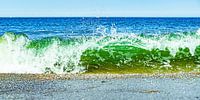Feurige Welle bricht am Strand in blau-grünen Schattierungen von MICHEL WETTSTEIN Miniaturansicht