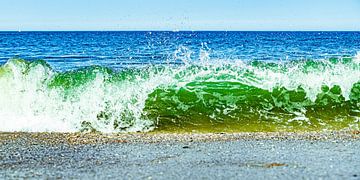 Feurige Welle bricht am Strand in blau-grünen Schattierungen von MICHEL WETTSTEIN