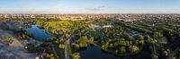 Gezicht op München vanuit Olympiapark van Hans-Heinrich Runge thumbnail