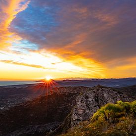 Gouden horizon boven de bergen aan zee van Enfocado Fotografia