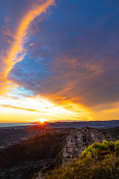 Goldener Horizont über den Bergen am Meer