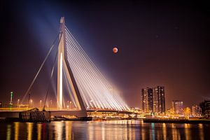 Erasmusbrücke Rotterdam während der Mondfinsternis von Chris Snoek