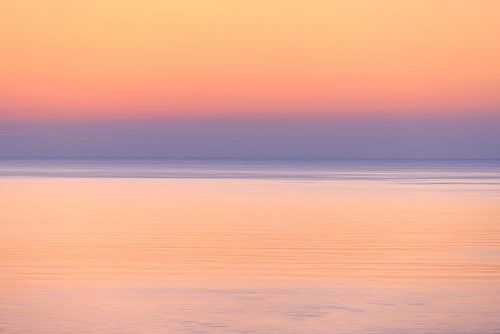 Een serene zonsondergang boven een rustige oceaan, vastgelegd met de ICM-techniek