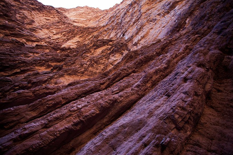 Rotviolette Felsen in der Schlucht Quebrada de Cafayate im Nationalpark Rio de Las Conchas in Salta, von WorldWidePhotoWeb
