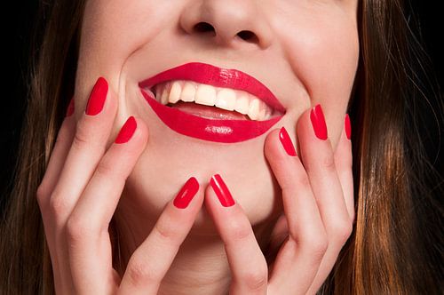 Lächelnde weibliche Mund mit den Händen