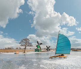 Marin sur glace sur le Gouw près du moulin De Jonge Dirk, Westzaan, Hollande du Nord sur Rene van der Meer