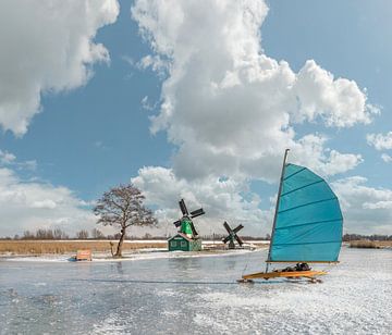 Marin sur glace sur le Gouw près du moulin De Jonge Dirk, Westzaan, Hollande du Nord sur Rene van der Meer