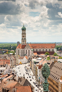 Blick über die Dächer von Augsburg zur Kirche St. Ulrich