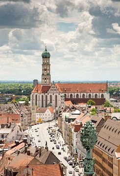 Uitzicht over de daken van Augsburg naar de kerk van St. Ulrich van ManfredFotos