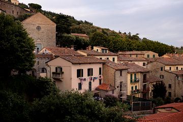 Stadsgezicht op Cortona van Leonard Walpot