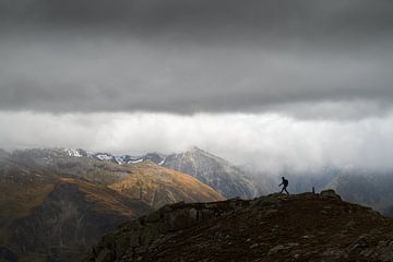 Storm boven de Grimselpas – Wandelen in de Hooglanden van José IJedema