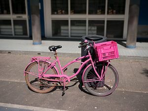 Fel Roze Fiets met rose bak van Peter Hermus