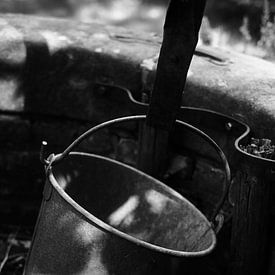 Nahaufnahme eines Eimers in einem alten niederländischen Brunnen von Diana van Neck Photography