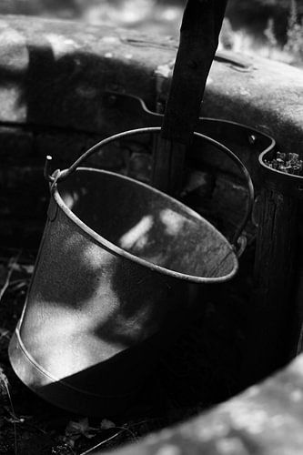 Close-up van een emmer in een oud Hollandse waterput