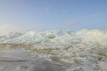 Kruiend ijs op het strand op Urk van Johan Kalthof