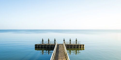 Hollands waterlandschap met reflectie en een steiger
