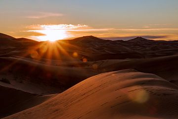 Lever de soleil dans le désert marocain sur Eline Jonkers