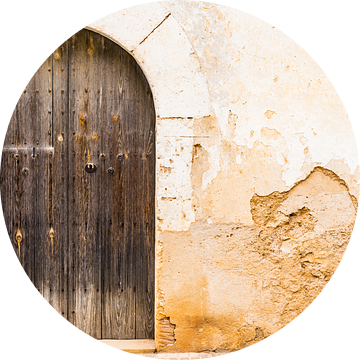 Oude beschadigde houten deur en muur van Alex Winter