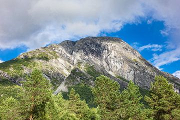 Landscape with mountains and clouds in Norway sur Rico Ködder