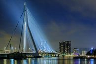 Avondfoto van de verlichte Erasmusbrug van Mark De Rooij thumbnail