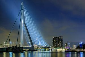 Avondfoto van de verlichte Erasmusbrug sur Mark De Rooij