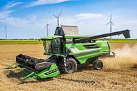 Un agriculteur récolte des céréales à Eemshaven