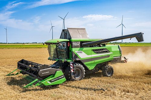 Un agriculteur récolte des céréales à Eemshaven