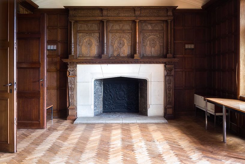 Open Haard met Hout. van Roman Robroek - Foto's van Verlaten Gebouwen