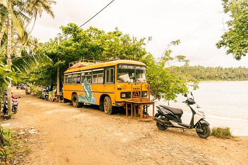 Un vieux bus jaune au paradis des surfeurs