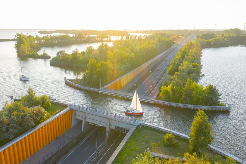 Aqueduc Veluwemeer dans le lac Veluwe avec un bateau naviguant dans l'aqueduc. par Sjoerd van der Wal Photographie