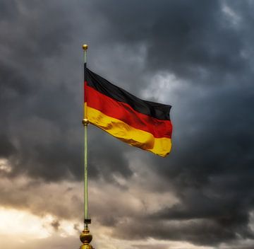 Duitse vlag in stormachtig weer