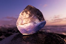Sonnenaufgang durch Eisblock von Robert Meerding