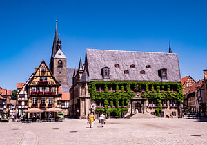Blick auf das Rathaus von Quedlinburg im Harz